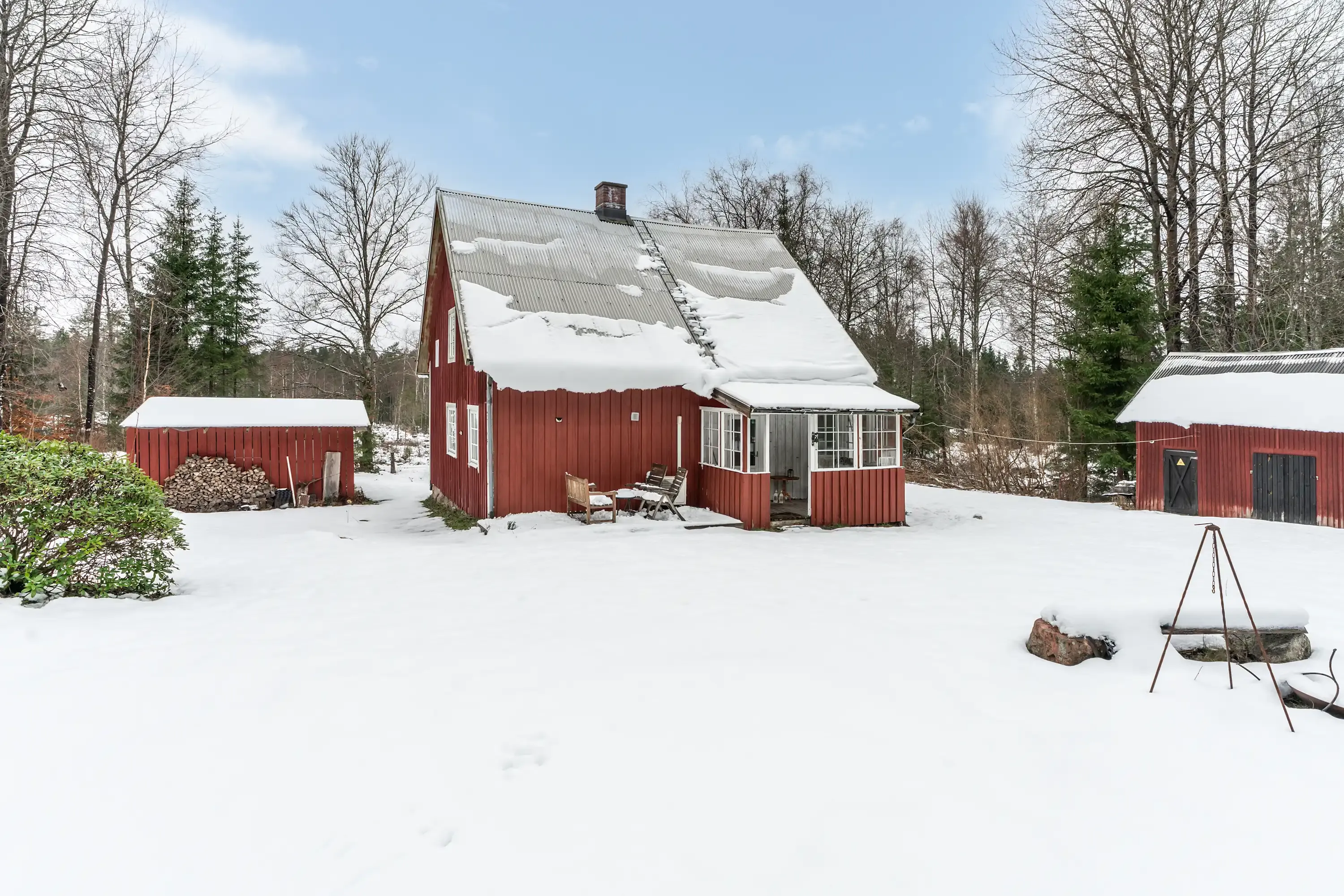 1910 Swedish House in Strömsnäsbruk with Balcony and Expansive Lot - Image 4