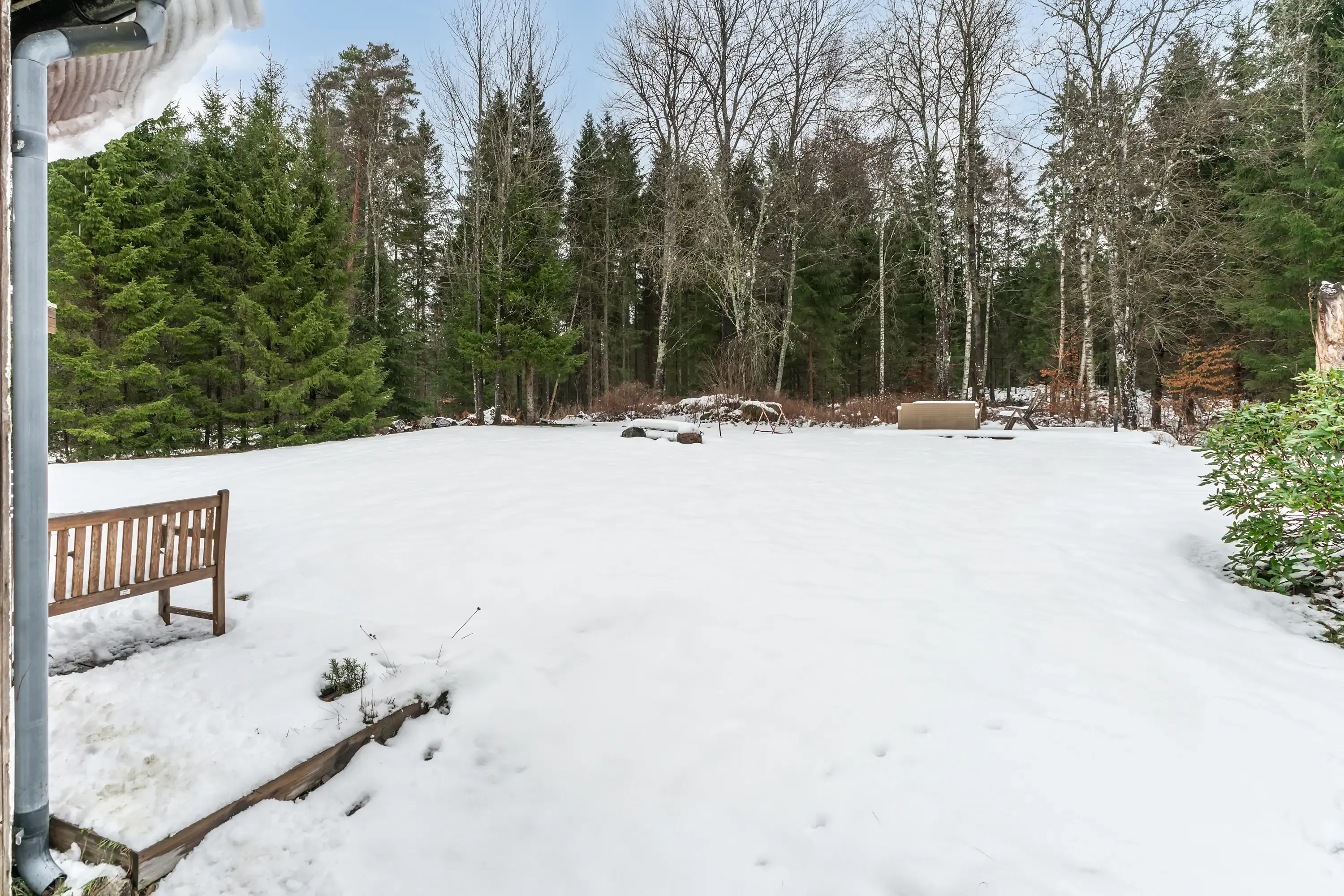1910 Swedish House in Strömsnäsbruk with Balcony and Expansive Lot - View image 6 of 19
