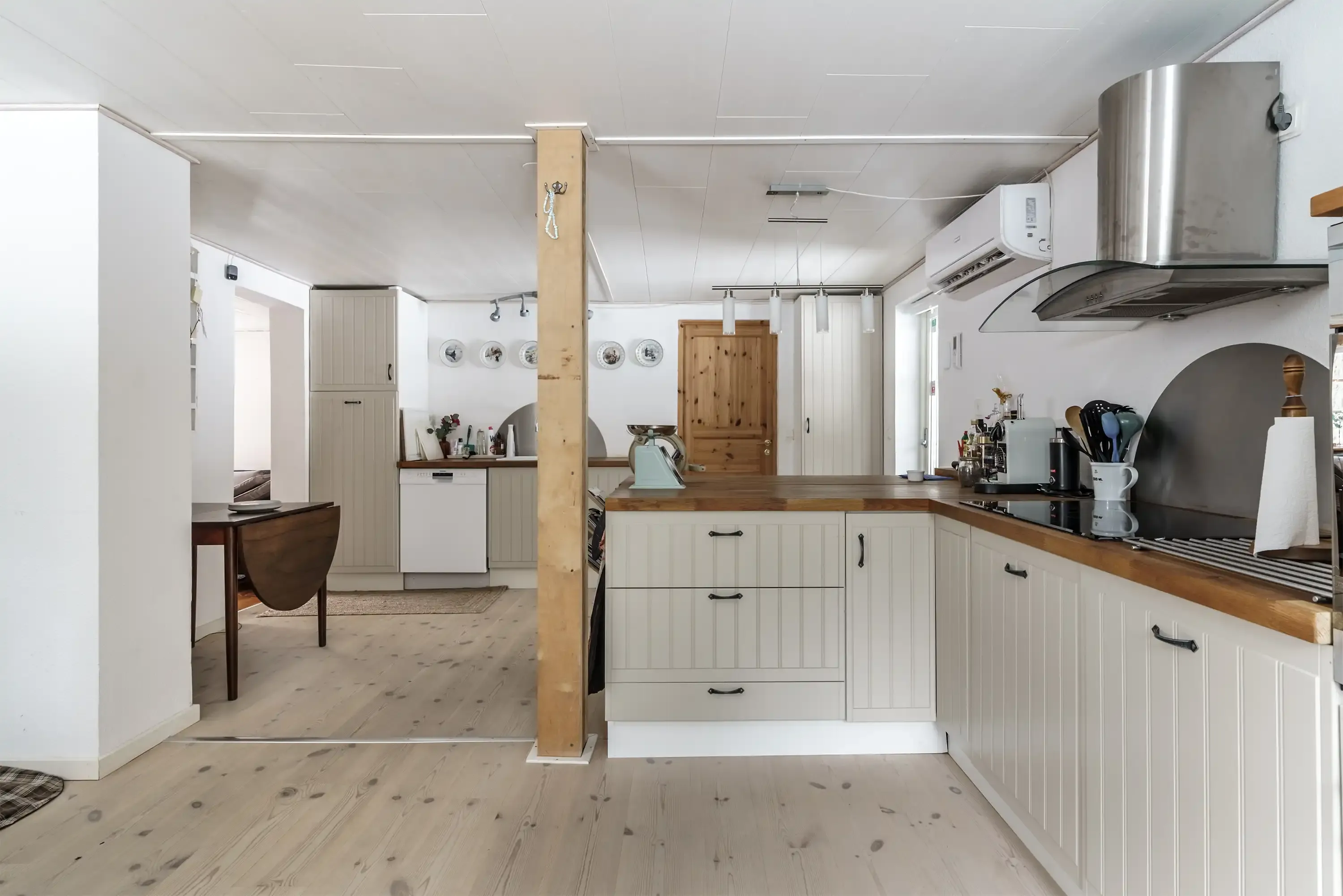 1910 Swedish House in Strömsnäsbruk with Balcony and Expansive Lot - View image 8 of 19