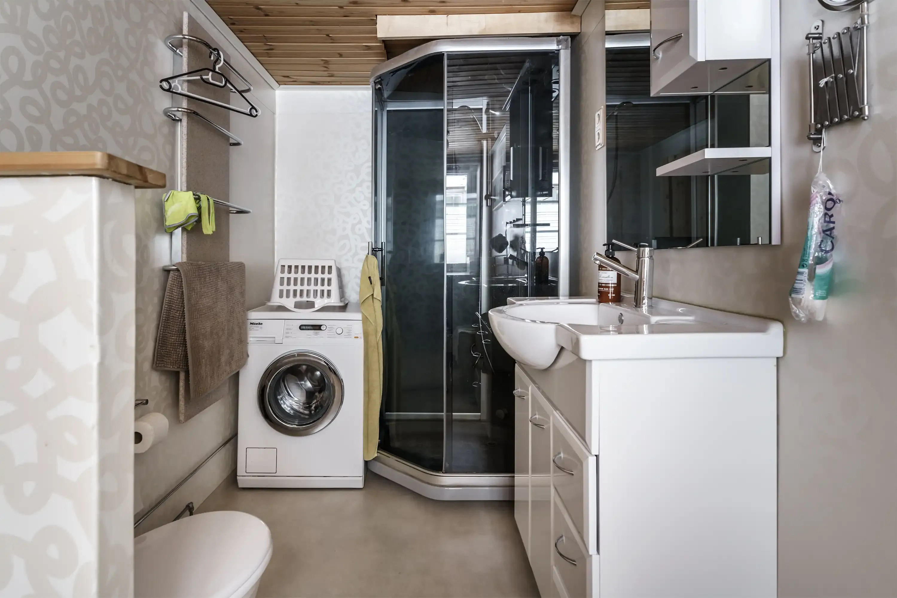 1910 Swedish House in Strömsnäsbruk with Balcony and Expansive Lot - View image 13 of 19