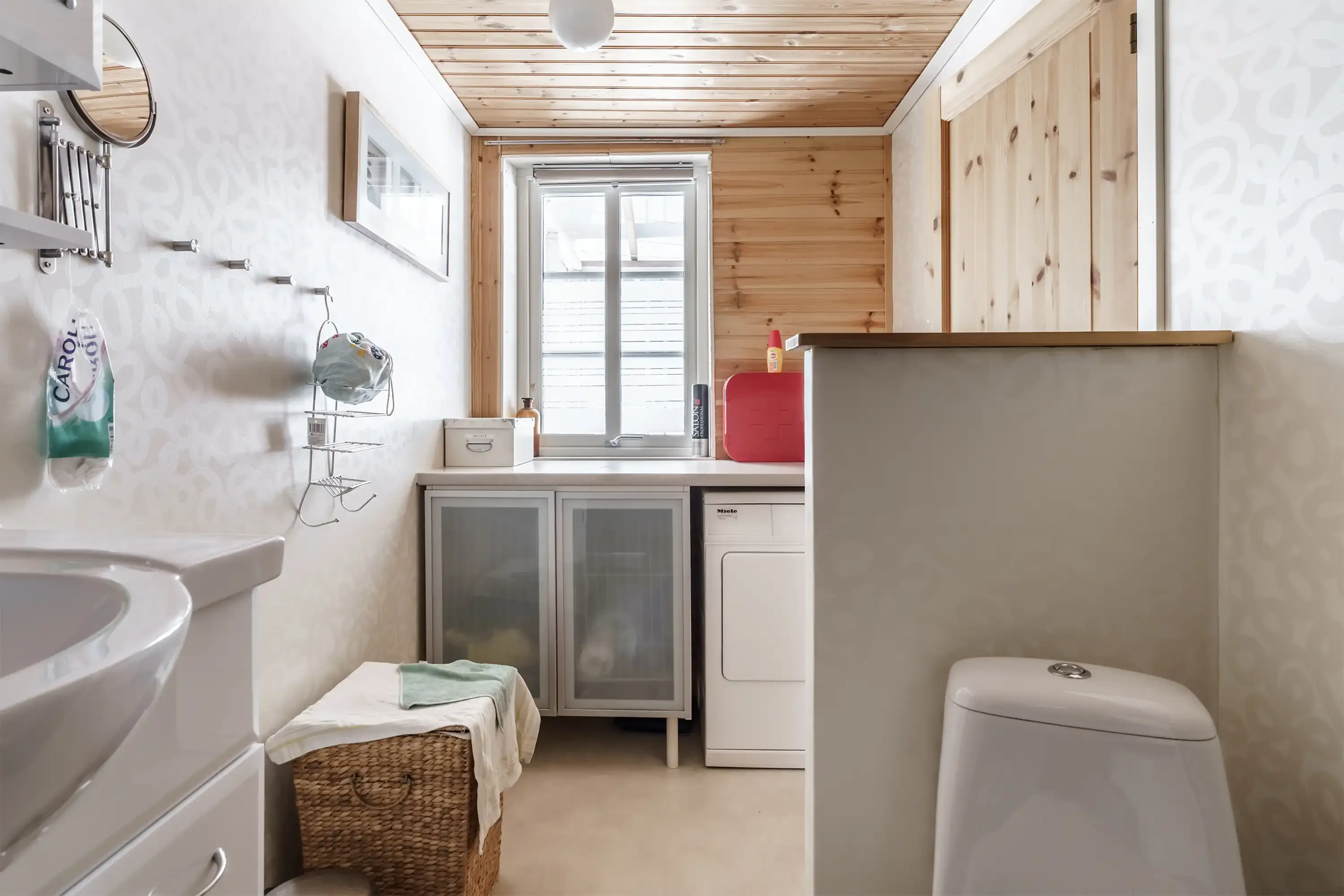 1910 Swedish House in Strömsnäsbruk with Balcony and Expansive Lot - View image 14 of 19