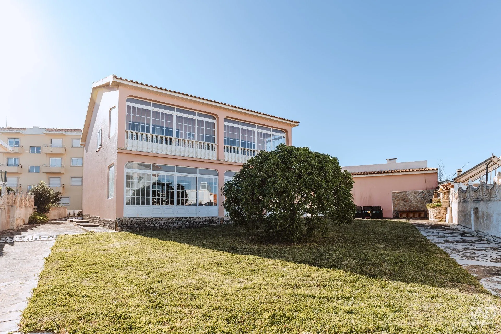 Spacious 5-Bedroom House with Garden and Parking in Silveira, Portugal - Image 1