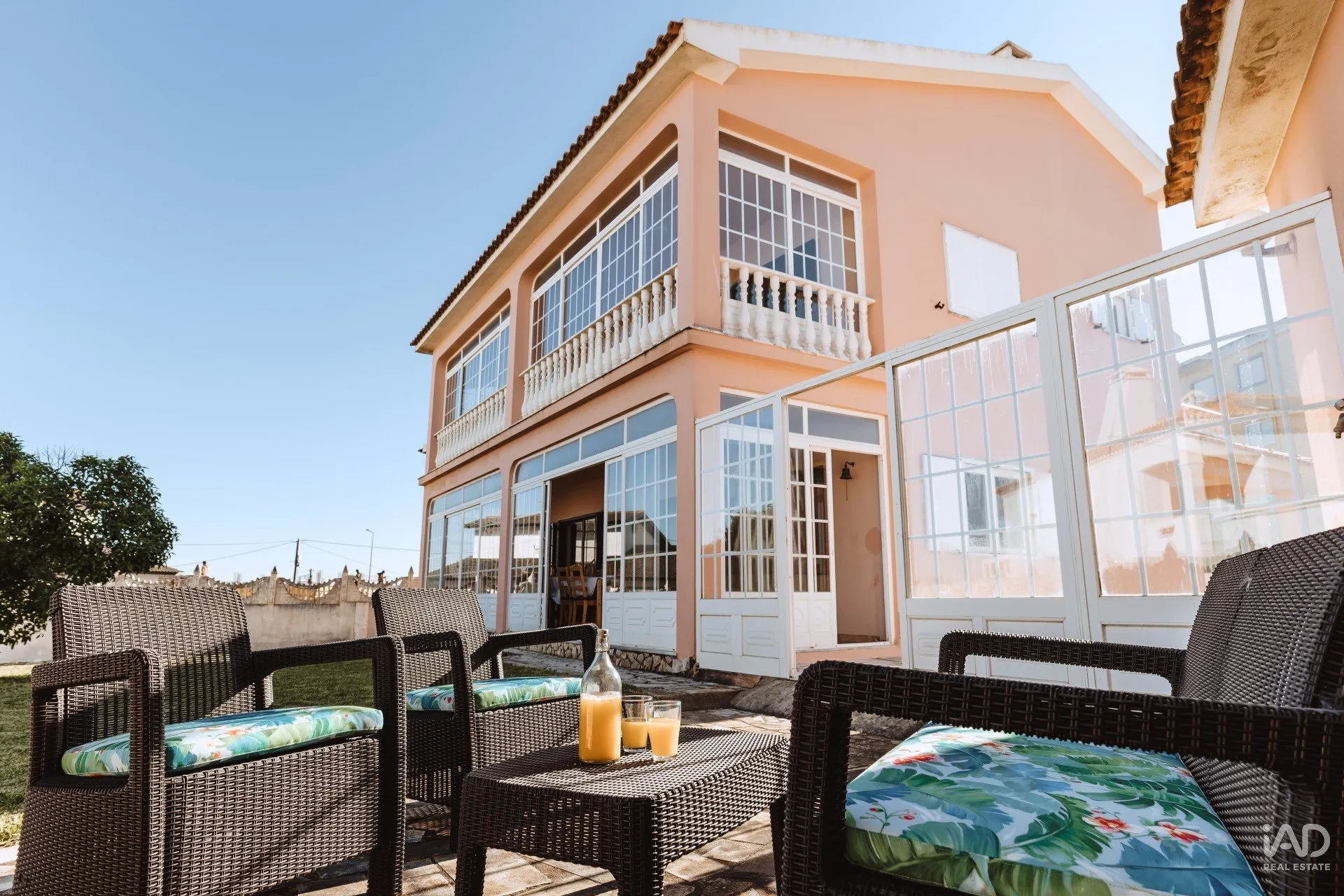 Spacious 5-Bedroom House with Garden and Parking in Silveira, Portugal - Image 2