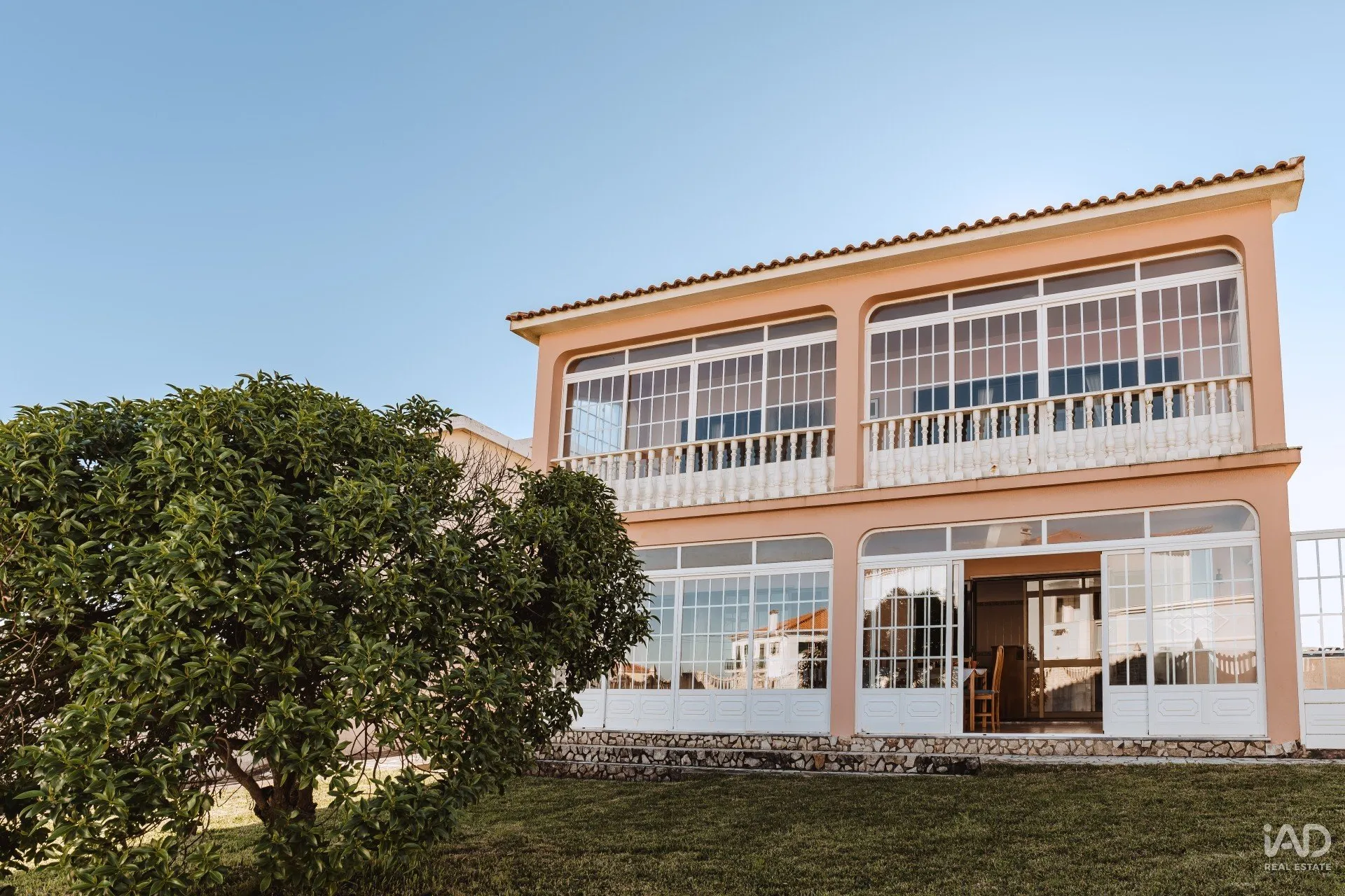 Spacious 5-Bedroom House with Garden and Parking in Silveira, Portugal - Image 3