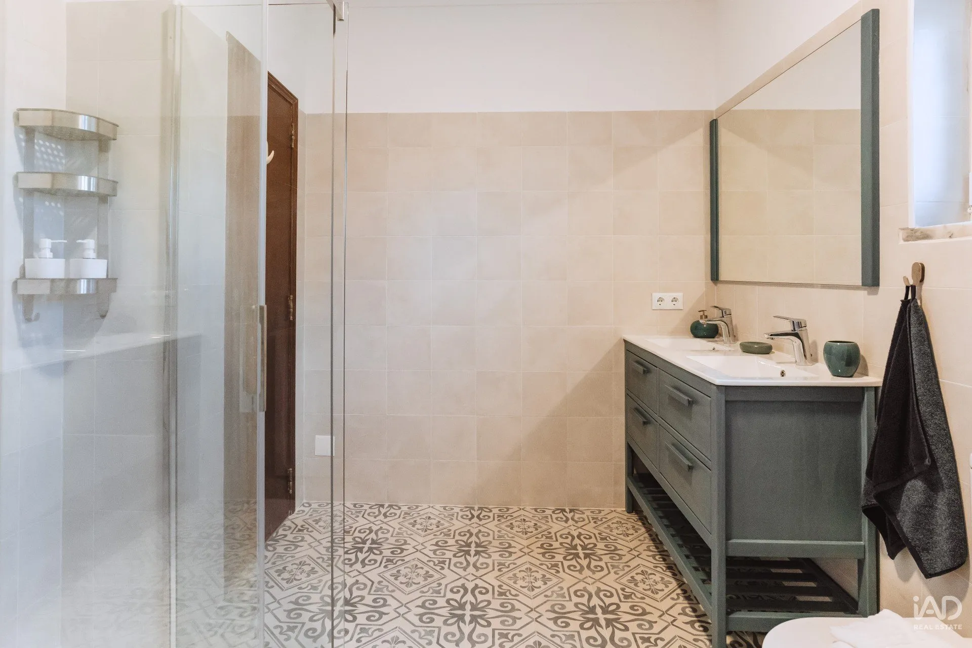 Spacious 5-Bedroom House with Garden and Parking in Silveira, Portugal - View image 12 of 37