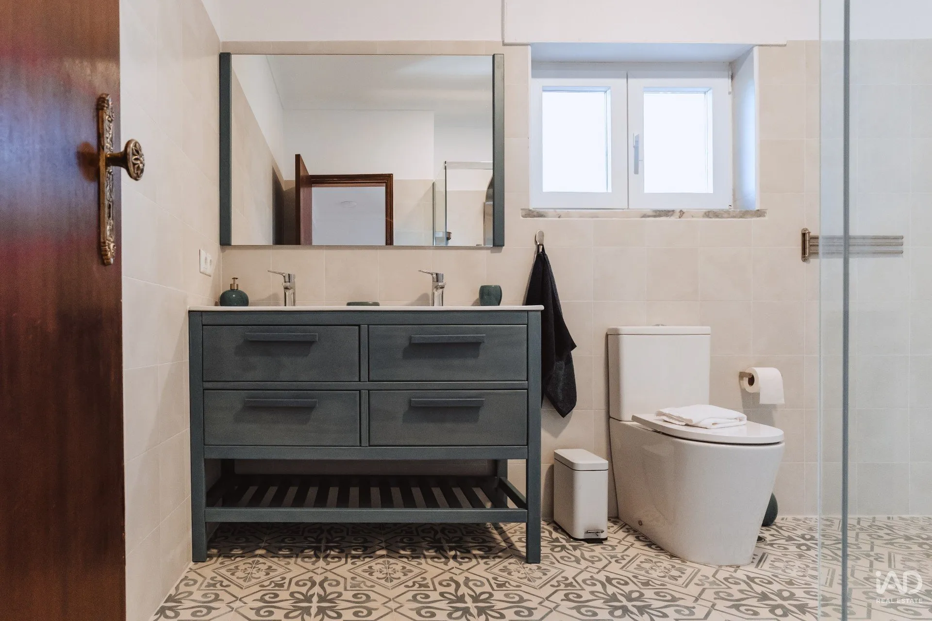 Spacious 5-Bedroom House with Garden and Parking in Silveira, Portugal - View image 13 of 37