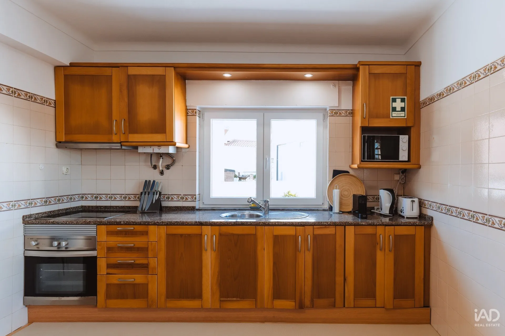 Spacious 5-Bedroom House with Garden and Parking in Silveira, Portugal - View image 22 of 37