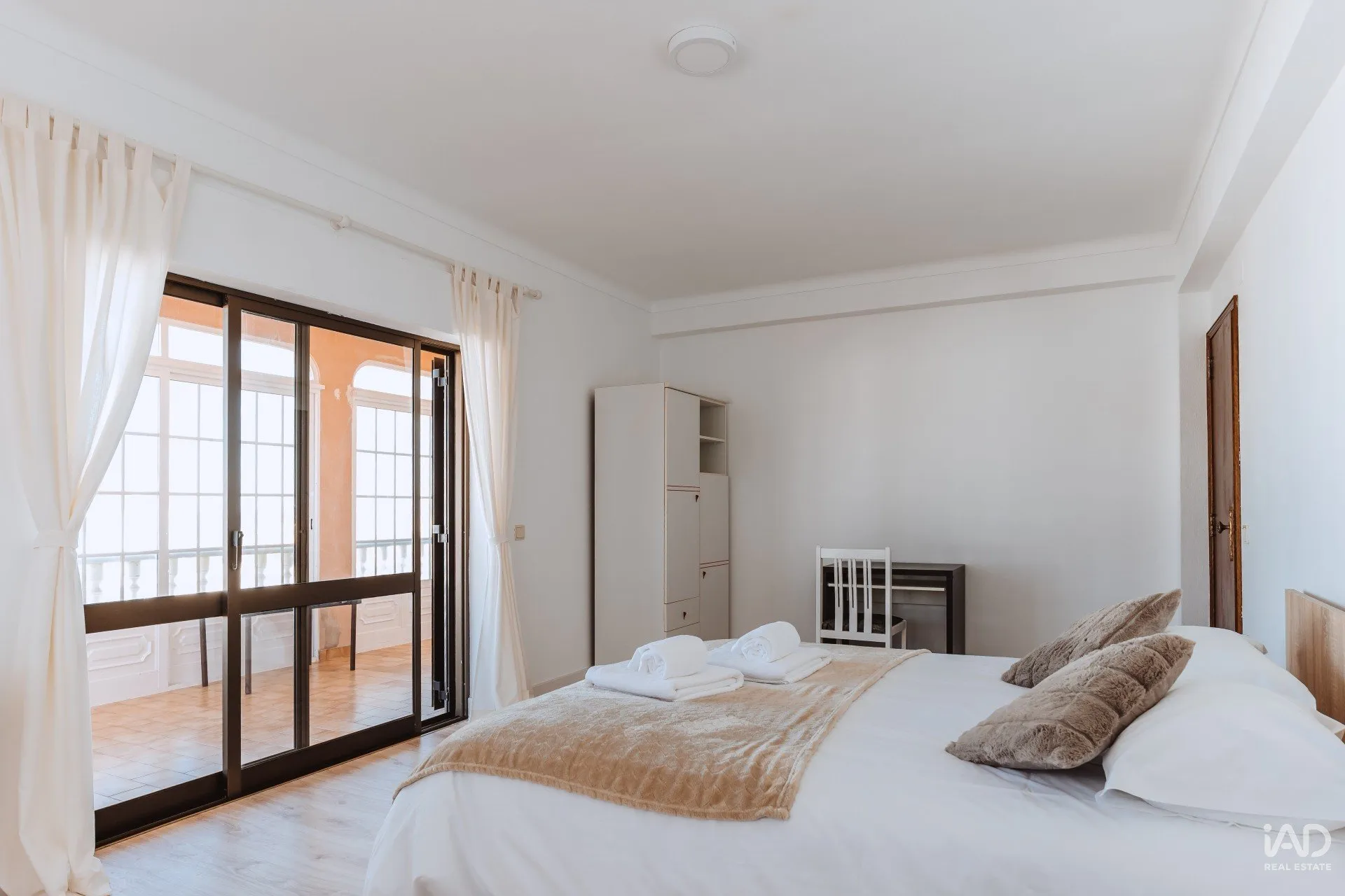 Spacious 5-Bedroom House with Garden and Parking in Silveira, Portugal - View image 24 of 37