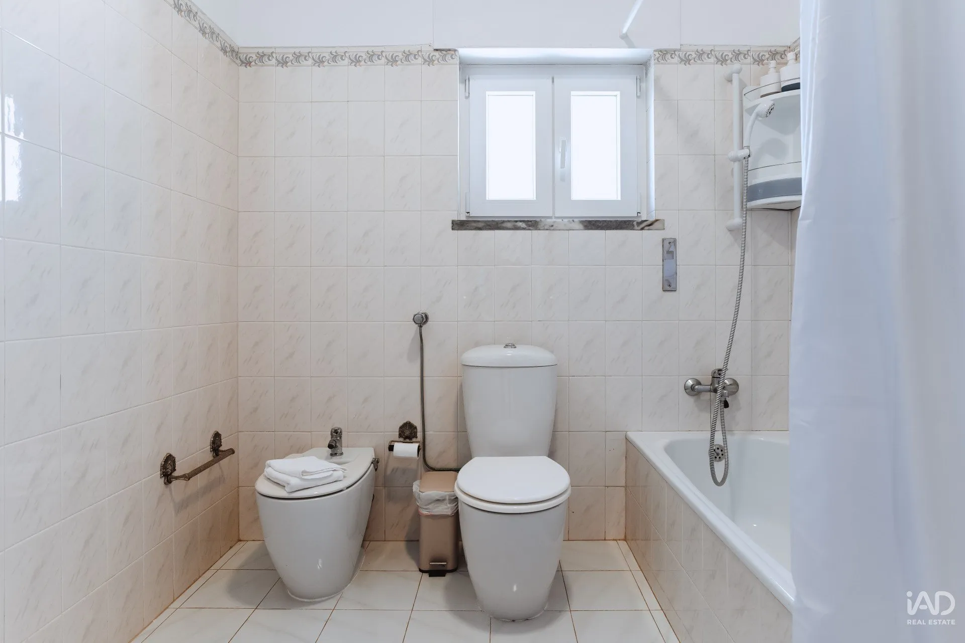 Spacious 5-Bedroom House with Garden and Parking in Silveira, Portugal - View image 26 of 37